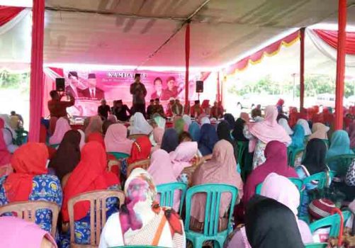 Hujan Lebat di Arena Kampanye di Way Lima, Para Pendukung Herman HN Tetap Bertahan