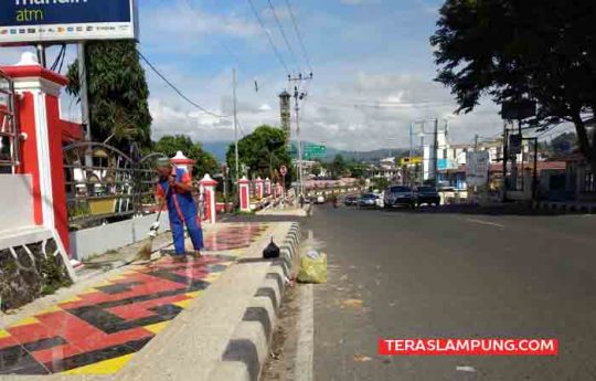 Parian membersihkan sampah di sekitar Jalan dr. Susilo Bandarlampung.