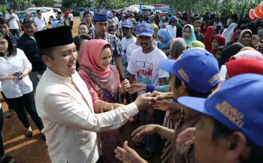 Datang Bersama Istri, Ridho Disambut Meriah Ribuan Warga Kecamatan Bulok