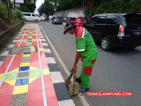 Penyapu Jalan, Pejuang Kebersihan di Kota Bandarlampung