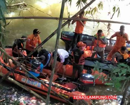 Hanyut di Sungai, Satu Santri Ponpes Daarul Khair Kotabumi Belum Ditemukan
