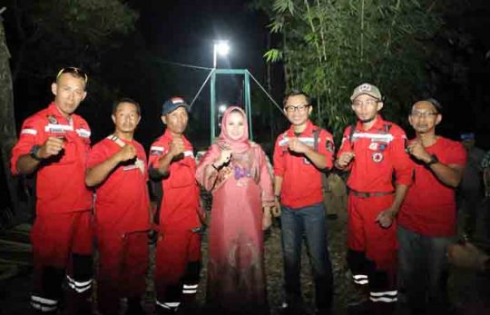 Relawan VRI Serahkan Jembatan Gantung di Desa Karang Anyar Pesawaran
