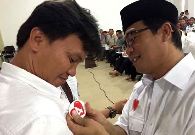 Ahmad Jajuli Sematkan Pin Love, Caleg PKS Perjuangkan Paslon 4 Menang
