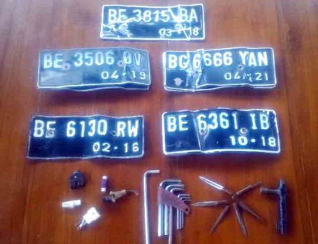 Kurang dari Satu Menit Oknum Wartawan Ini Bisa Gasak Sepeda Motor