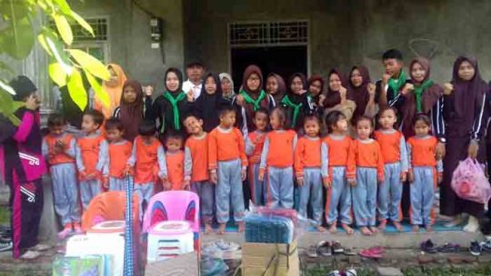 Sispala LGH SMA Maarif 1 Kalianda Serahkan Bantuan bagi PAUD-TK Korban Banjir