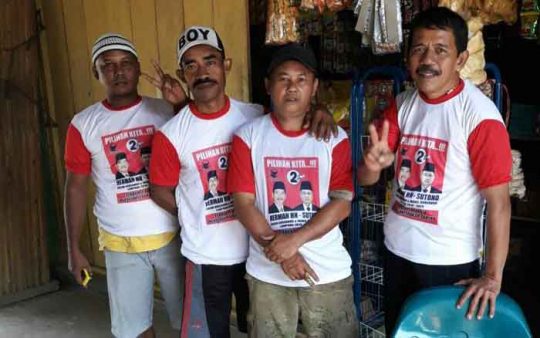 Konsolidasi Sahabat Herman HN, Kaus Herman HN-Sutono Laris Manis di Lampura