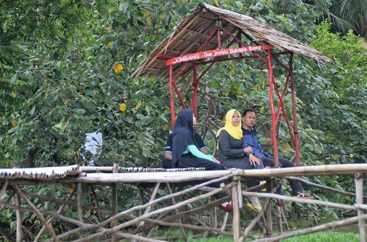 Ngobrol santai di desa wisata Tanjung Kesuma, Purbolinggo, Lampung Timur.