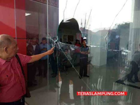 Prang! Pecahlah Kaca Kantor Gedung Satu Atap Pemkot Bandarlampung
