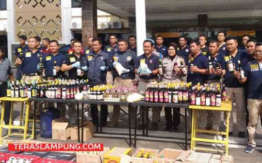 Ekspos hasil razia miras Polres Bandarlampung, Minggu (15/4/2018)
