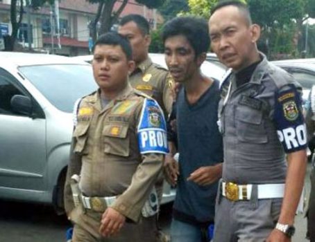 Keluhannya Tak Direspons, Pria Ini Pecahkan Kaca Gedung Satap Pemkot Bandarlampung