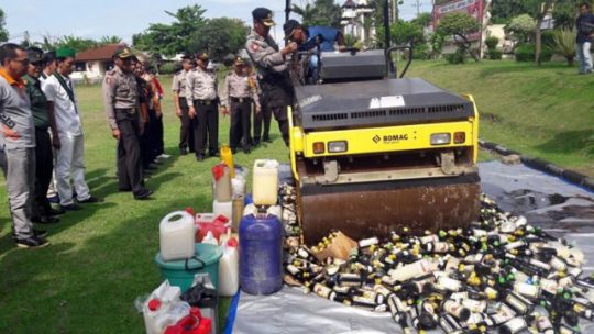 Polres se-Lampung Musnahkan Belasan Ribu Botol Miras