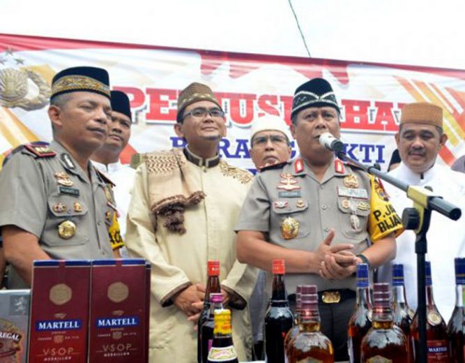 Kapolda Lampung, Irjen Pol Suntana dalam kunjungannya ke Mapolres Tulangbawang saat menghadiri pemusnahan barang bukti miras dan acara kegiatan sosial serta Tabligh Akbar,Jumat (20/4/2018).