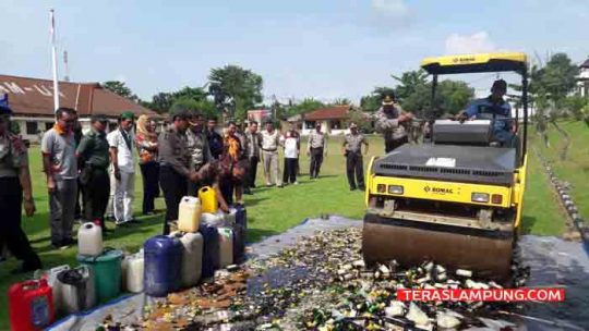 Polres Lampura Musnahkan 891 Botol Miras dan 430 Liter Miras Oplosan