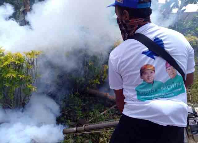 Relawan Ridho-Bachtiar Lakukan Fogging di Mojoagung Lamsel
