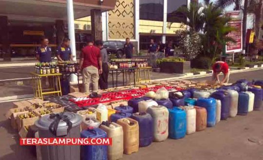 Polresta Bandarlampung Sita 1.442 Miras dan 2.057 Liter Tuak