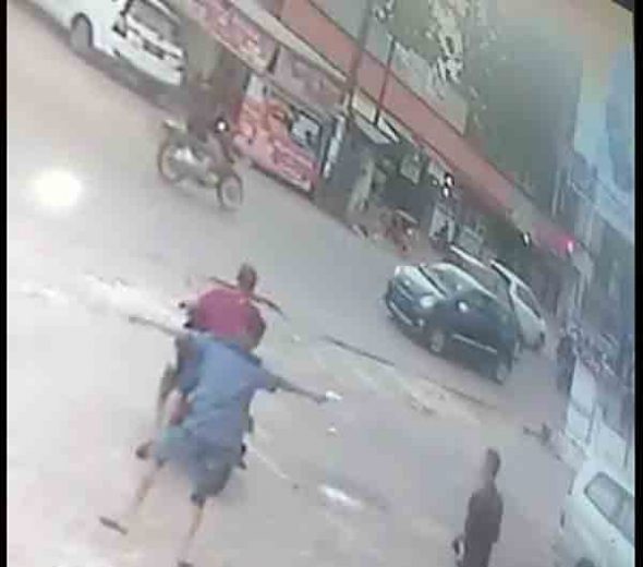 Tersangka Begal Tewas Ditembak, Aksinya Terekam CCTV dan Viral di Medsos