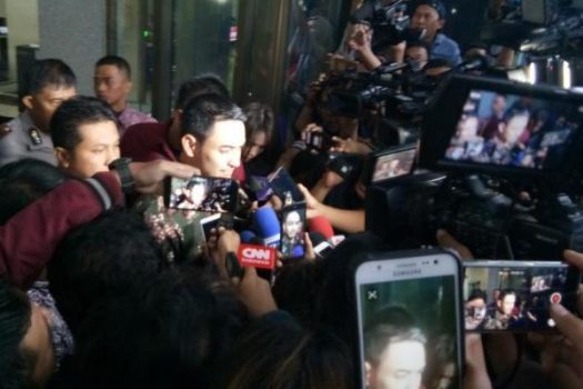 Terkait Gratifikasi Proyek, Gubernur Zumi Zola Ditahan KPK