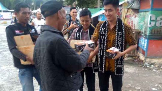 ACT Bagikan Paket Buka Puasa di Sekitar Stasiun Tanjungkarang