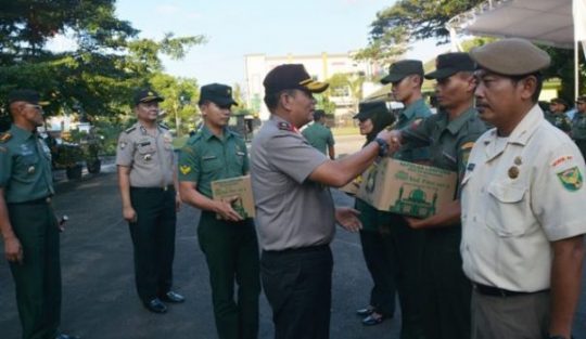 Wakapolda Lampung Serahkan Bingkisan Lebaran untuk Prajurit dan PNS Korem Gatam