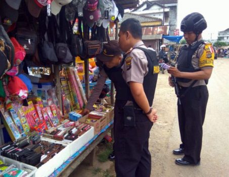 Polsek Sidomulyo Merazia Petasan, Miras, dan Senjata Tajam