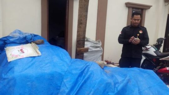 Ini Pengakuan Anggota DPRD-Pemilik Gudang Penampungan Sarung dan Jilbab Arinal-Nunik