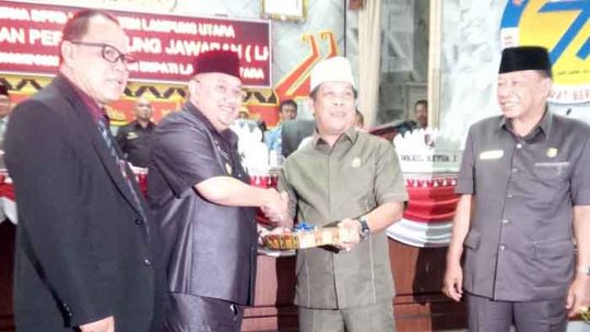 Sri Widodo Sampaikan LKPj Bupati Lampura Tahun Anggaran 2017