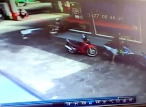 Terekam CCTV, Inilah Aksi Pencuri Sepeda Motor Milik Driver Ojol di SPBU Pasar Kangkung