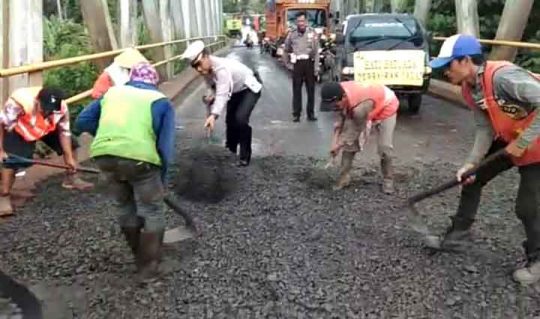 Satlantas Polres Lampung Utara Tambal Jalan Berlubang di Ruas Jalinteng