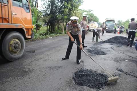 Antisipasi Kecelakaan Jelang Arus Mudik, Satlantas Polres Pesawaran Timbun Jalan Berlubang