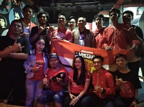 Nobar Piala FA, Fans Merah dan Biru Dukung Ridho Ficardo
