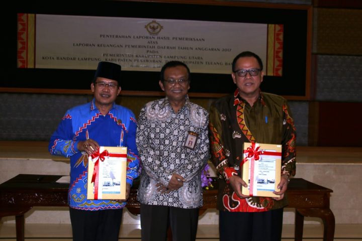 Wakil Ketua II DPRD Lampung Utara, Herwan Mega dan Sekretaris Kabupaten Lampung Utara, Samsir berpose bersama dengan Kepala BPK Perwakilan Lampung sembari menunjukan LHP Lampura dengan opini WTP.