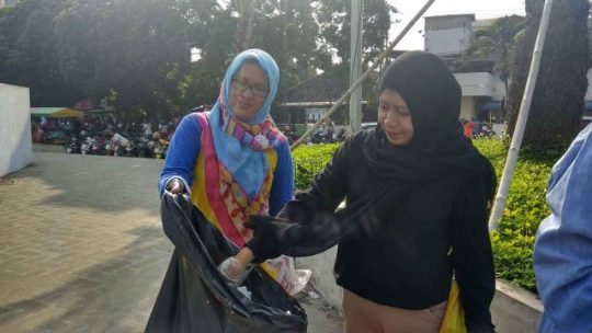 Getar Lampung Pungut Sampah dan Putung Rokok di Taman Gajah