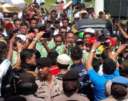 Aksi Ribuan Aparatur Desa Dipicu Janji Manis Para Pejabat Teras Pemkab Lampura