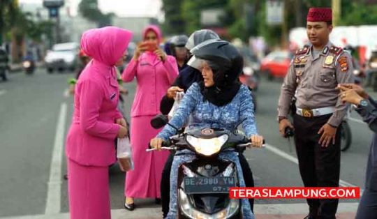 Wah, Istri Kapolda Lampung Turun Langsung Bagikan Takjil
