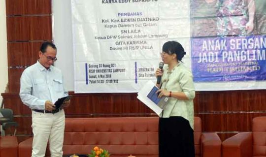 Eddy Suprapto, penulis buku "Anak Sersan Jadi Panglima" pada bedah buku di FISIP Unila, Jumat (4/5/2018).