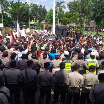 ADD Belum Cair, Ribuan Aparatur Desa Se-Lampura Berunjuk Rasa di Kantor Pemkab