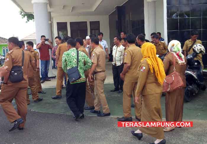 Terkait ADD, Puluhan Kades Kembali Ngluruk ke Kantor Pemkab Lampura