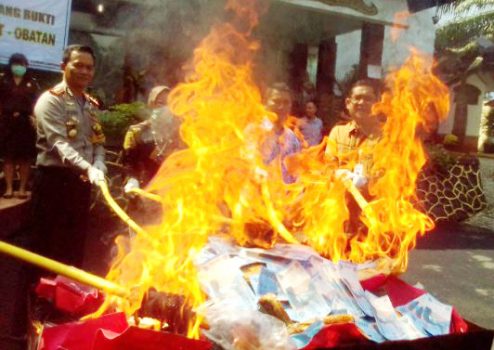 Kejari Bandarlampung Bakar BB Uang Palsu, Narkoba, dan Kosmetik