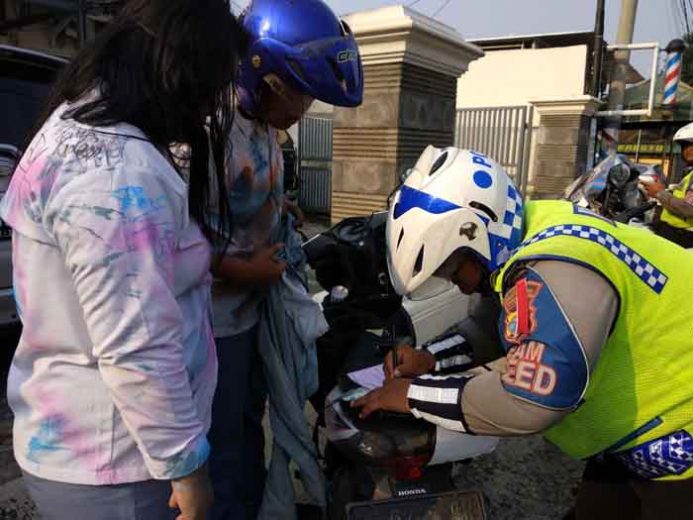 Konvoi dan Corat-Coret Baju Masih Warnai Pengumuman Lulus SMA-SMK