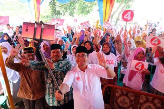 Ibu-ibu di Lampung Utara Berebut Swafoto Bersama Ahmad Jajuli