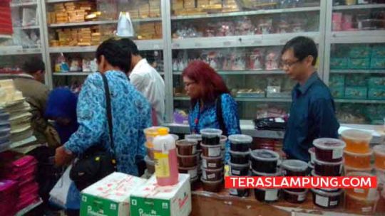 Pemeriksaan produk di Toko Aladin Jaya di Jl.Jenderal Sudirman Bandarlampung, Senin (21/5/2018),
