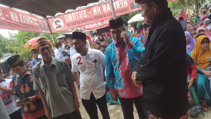 Di Pesawaran, Cawagub Sutono dan Relawan Sahabat Herman Diarak Tokoh Adat