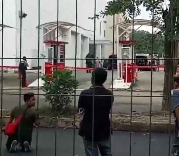 Sterilisasi Transmart Lampung menyusul beredarnya kabar teror bom, Selasa siang,15 Mei 2018.