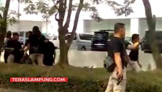 Polisi bersenjata di pistol berjaga-jaga di depan Transmart Lampung di Jl. Sultan Agung Bandarlampung, Selasa sore (15/5./2018).