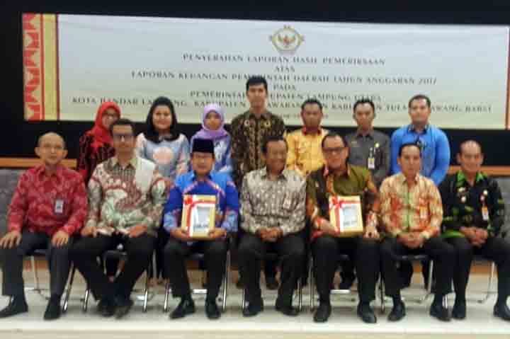 Pejabat Pemkab Lampung Utara berpose bersama dengan pihak BPK perwakilan Lampung usai menerima predikat WTP