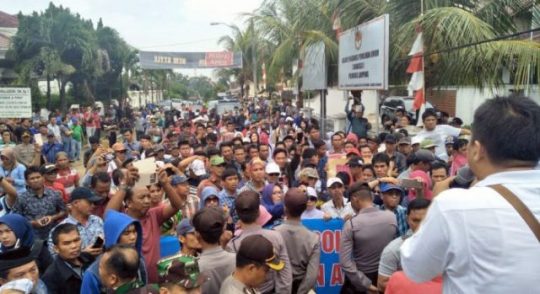Massa KRLUPB: Tangkap Pelaku Politik Uang, Diskualifikasikan Arinal-Nunik