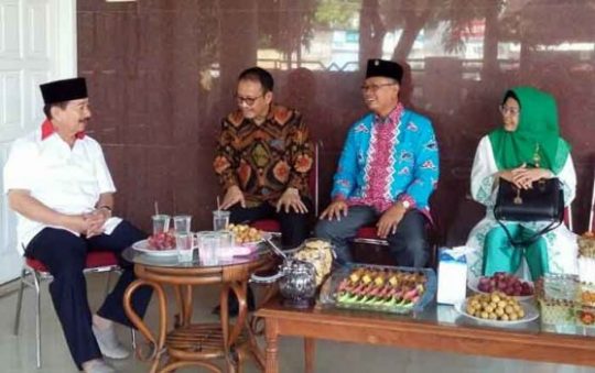 Herman HN – Sutono Nikmati Suasana Lebaran Bersama