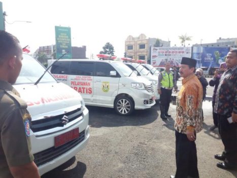 Herman HN Mengecek Ambulans Gratis dan Bersihkan Tugu Adipura