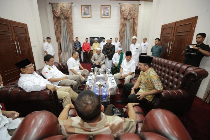 Ridho Sambut Prabowo Subianto di Bandara Radin Inten II
