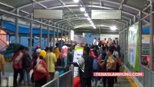 Rabu, Ribuan Pemudik dari Jawa Membeludak di Pelabuhan Bakauheni